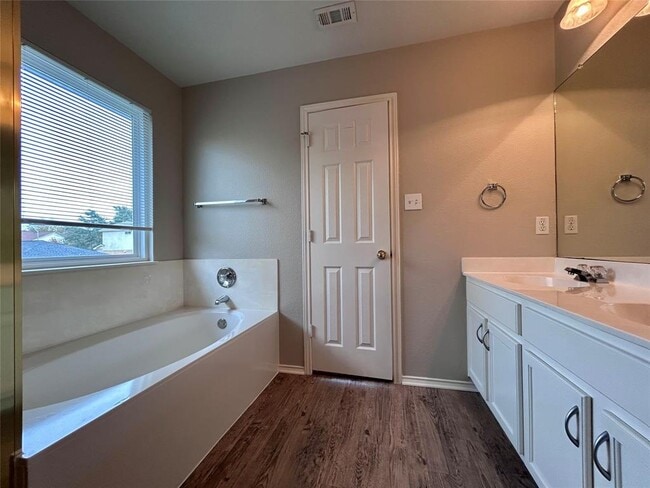 Building Photo - 1104 Doras Dr