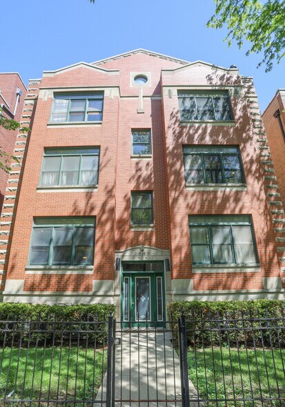 Building Photo - 1940 W Diversey Pkwy