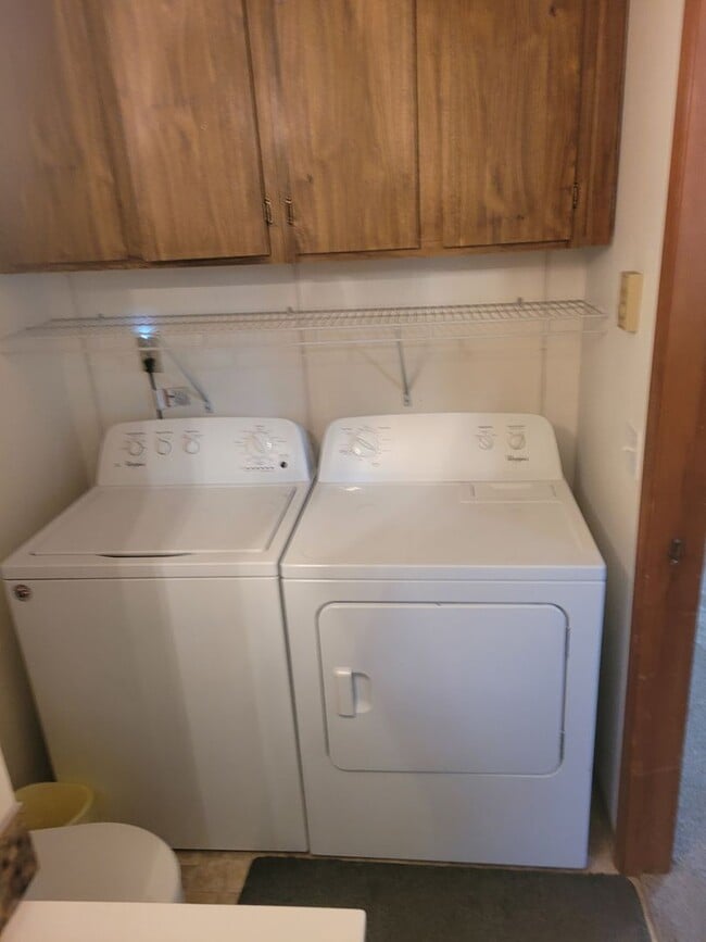 Building Photo - Welcome to this Charming 3 bedroom, 2 bath...