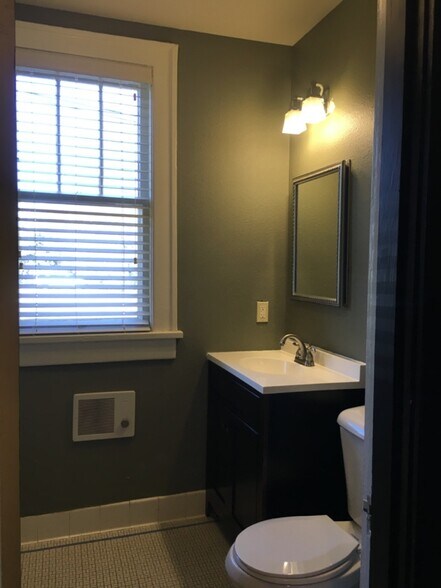 Building Photo - 616 E 7th St