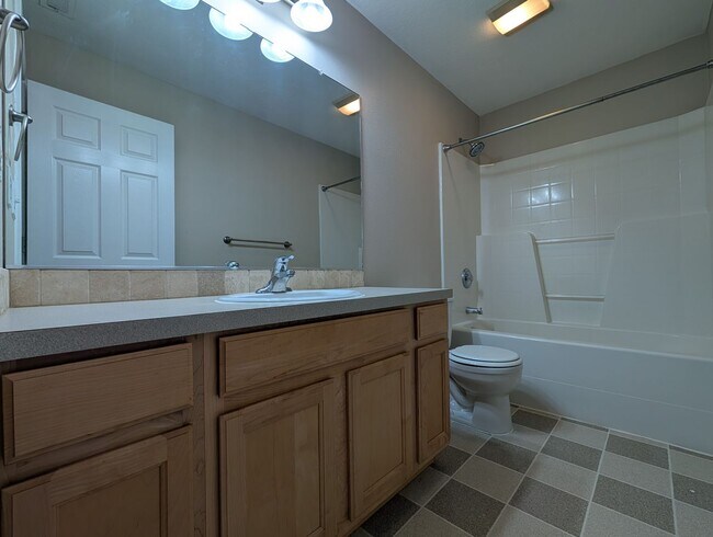 Building Photo - Beautiful 3-Bedroom, 2.5-Bath Home In River Road Area of Eugene!