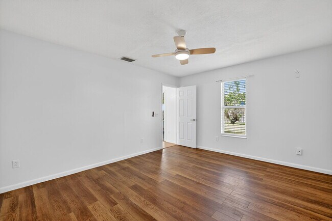 Building Photo - 561 SE Karrigan Terrace