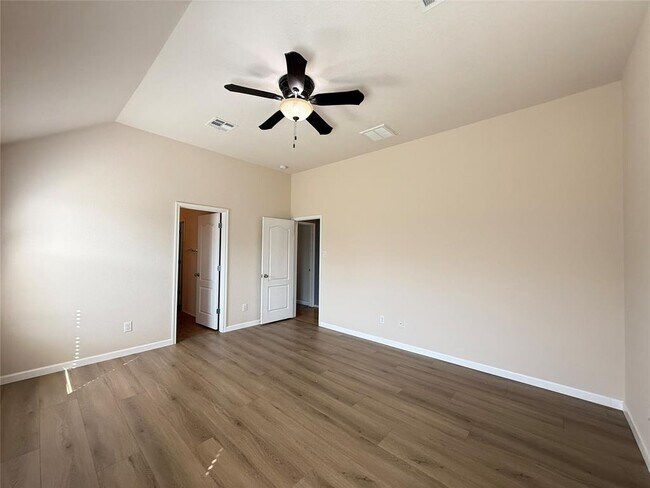 Building Photo - 2701 Pedernales Falls Dr