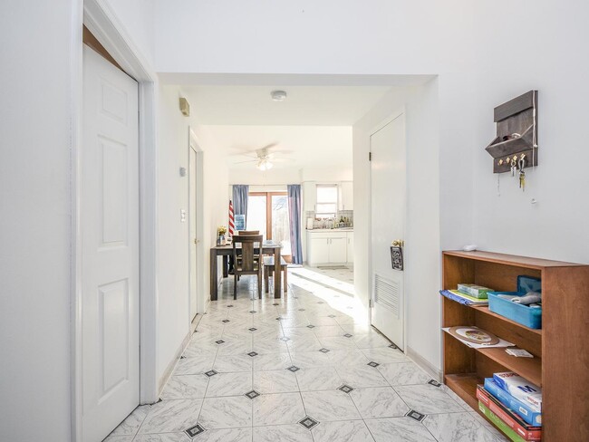 Building Photo - 528 Glen Cove Ave