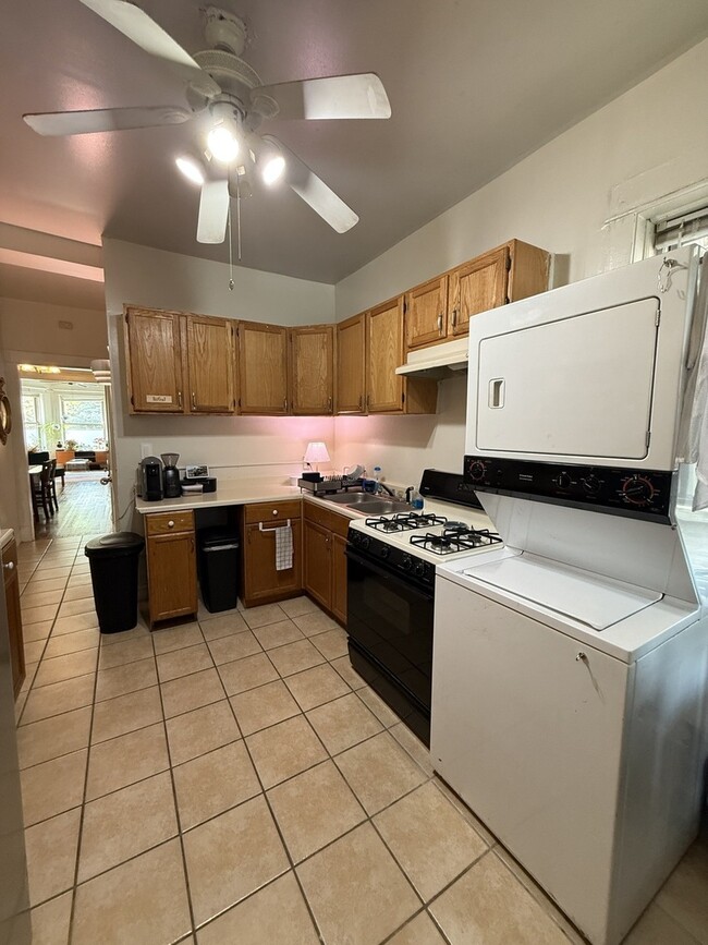 Building Photo - 866 W Buckingham Pl