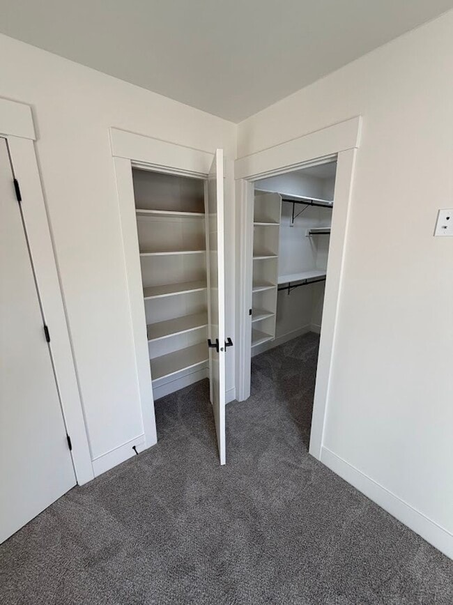 Building Photo - Modern Living Duplex in Keizer