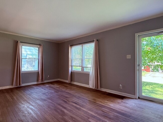 Building Photo - Charming 2 bedroom 1 bath