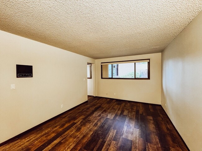 Building Photo - Elaborate 4 Bedroom 3 Bathroom Retreat in ...