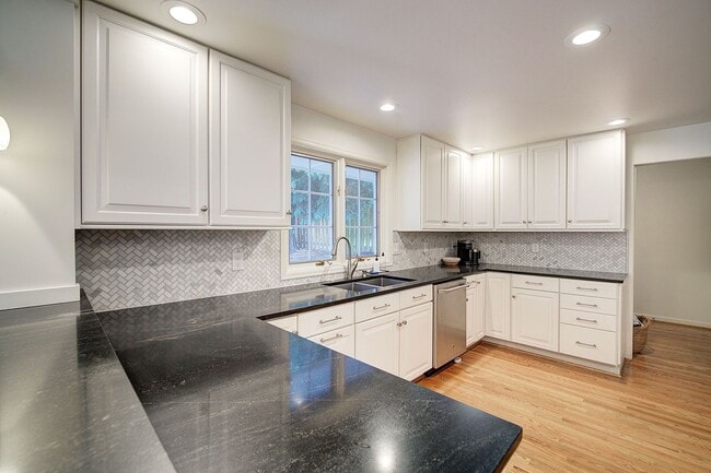 Building Photo - 5bd/2.75ba Mercer Island Home