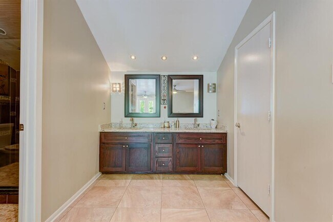 Building Photo - 4734 Post Oak Timber Dr