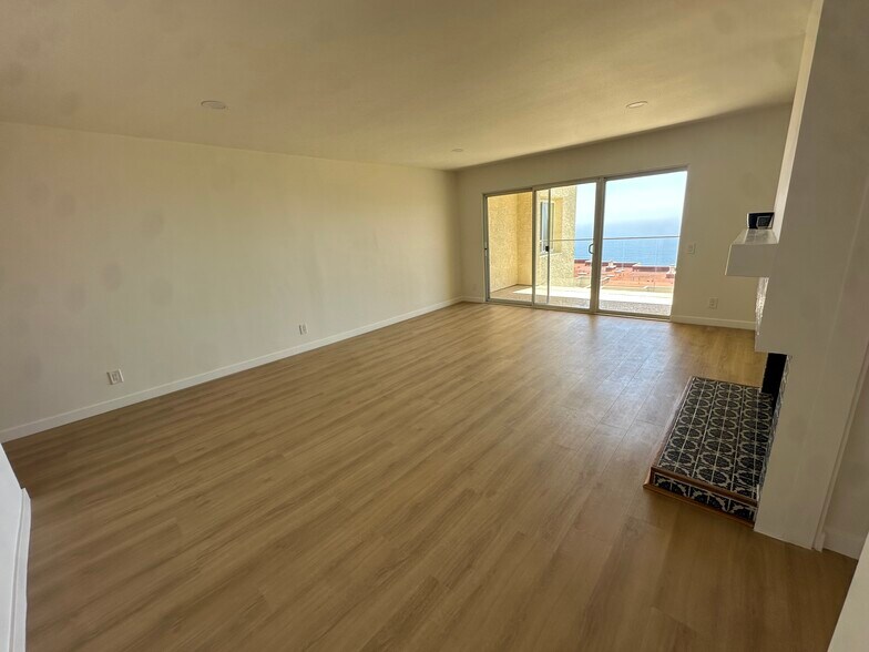 Building Photo - 3200 La Rotonda Dr