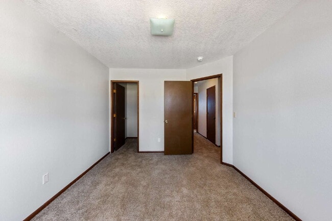 Building Photo - Spacious Townhome 3 Bedrooms plus office!