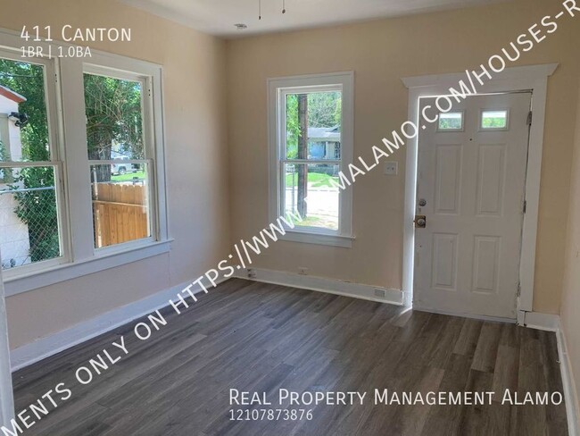 Building Photo - COMING SOON! 1 Bedroom / 1 Bath Duplex Nea...