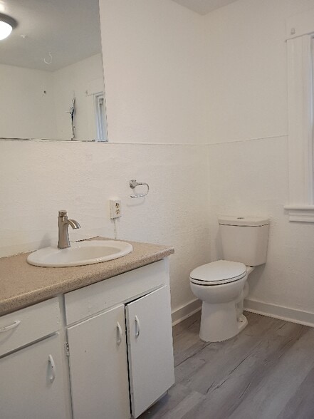 Building Photo - 547 NE Knott St