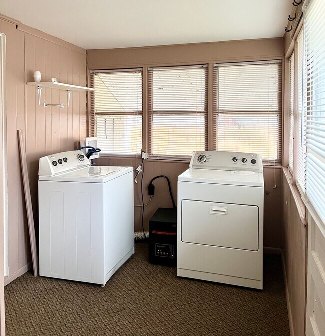 Building Photo - Charming 3-Bedroom Home with Garage & Fenced Yard!