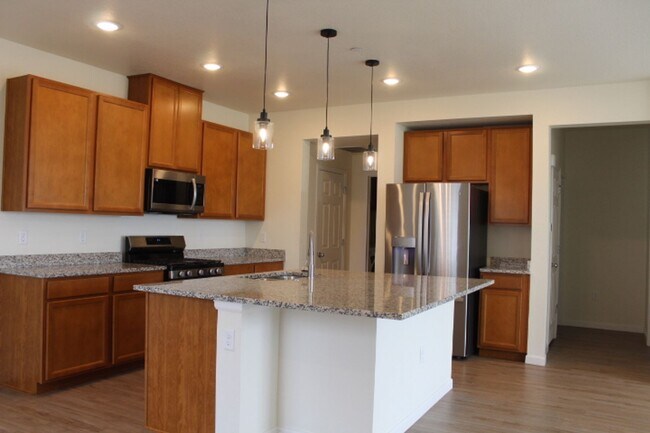 Building Photo - Chatfield Bluffs Condo w/ 3 BR/3 BA!!