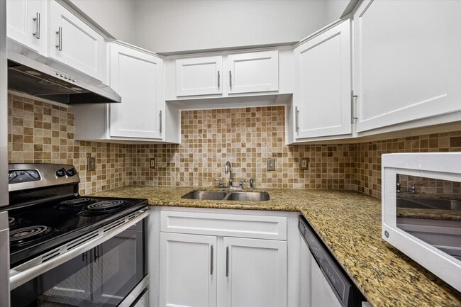 Building Photo - 2100 Tanglewilde St