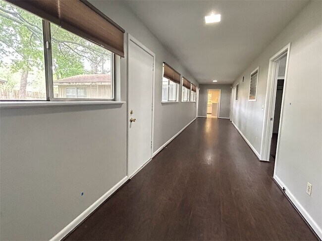 Building Photo - 1601 N Sang Ave