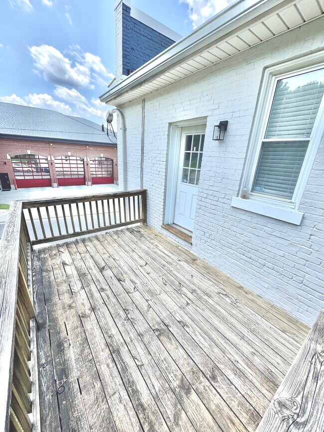 Building Photo - 1736 Memorial Ave SW