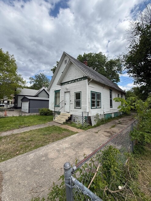 Building Photo - 415 E Division St