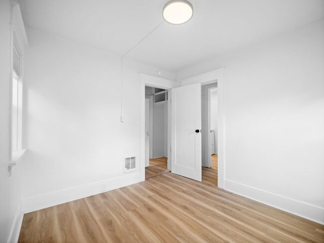 Building Photo - Quaint and Cute 1 Bedroom Close to Hospitals