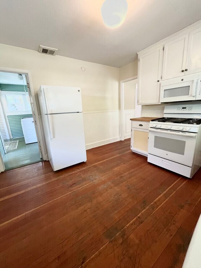 Building Photo - MOVE IN READY!! 2 BEDROOM 1 BATH W/OFFICES