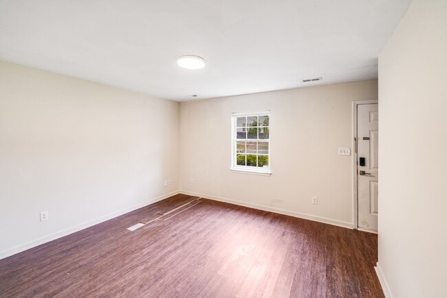 Building Photo - 2BR Updated Duplex Near South Park – Cozy,...