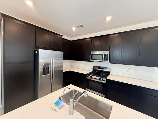 Building Photo - Brand new, never-lived-in Lennar corner end-unit townhome offering exceptional natural light thro...