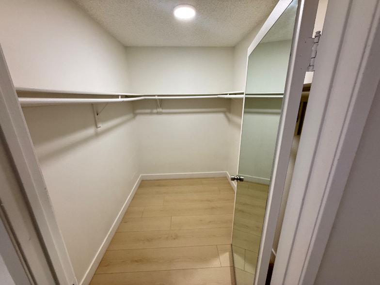 Building Photo - 15020 Burbank Blvd