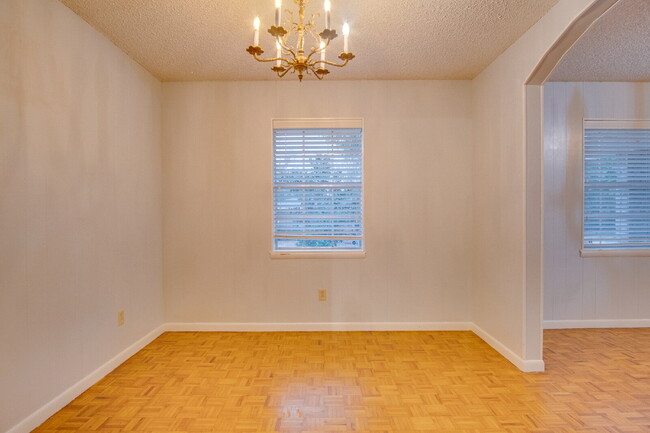 Building Photo - Beautiful 3BR Home in North Hill – Special: ½ Off Deposit for Active-Duty Military!