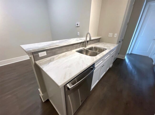 Building Photo - 2727 Houston Ave