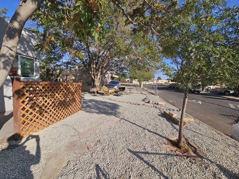 Frontyard - 241 Estancia Dr NW