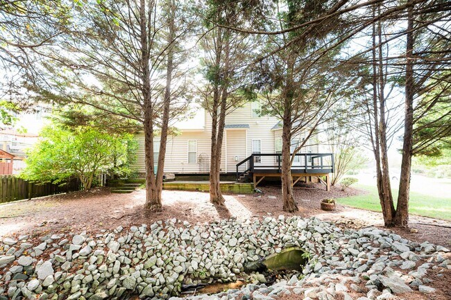 Building Photo - Stunning 6 bedroom 2.5 bathroom corner lot...