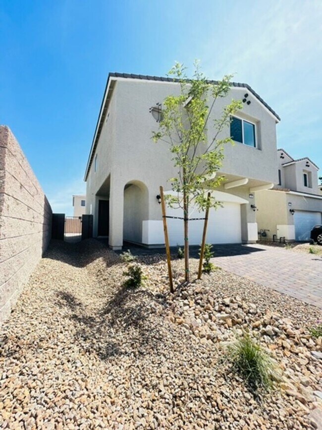 Building Photo - BEAUTIFUL 4 BEDROOM + LOFT HOME LOCATED IN...