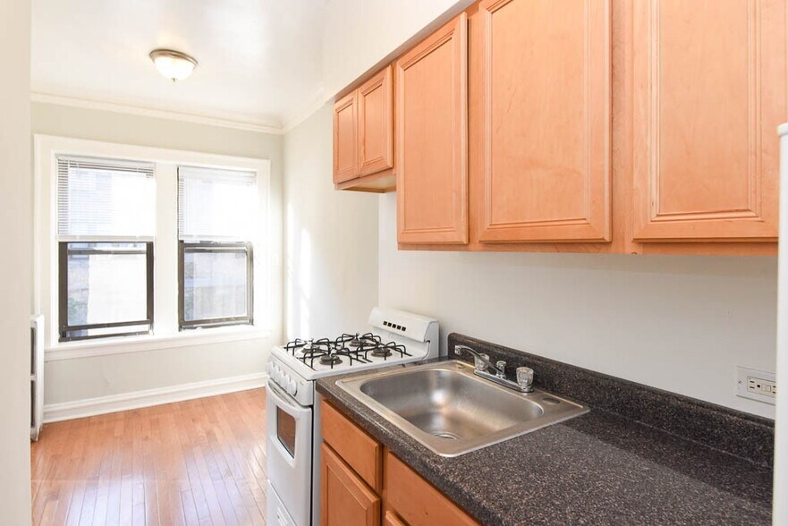 Building Photo - 4646 N Paulina St