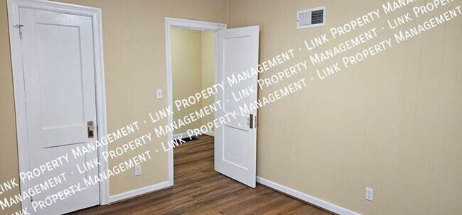 Building Photo - DON'T MISS this Remodeled 2 bedroom conven...