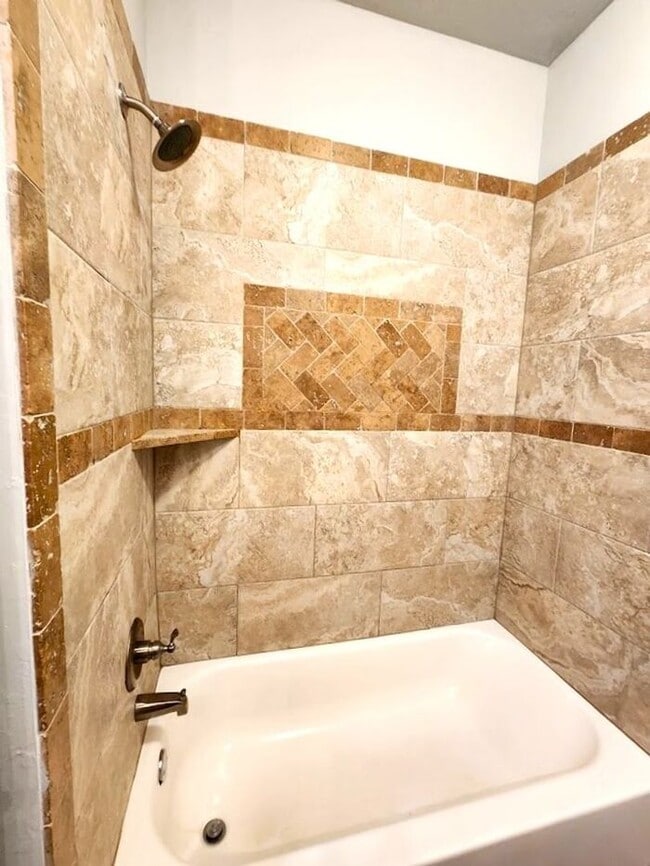 Building Photo - Spacious 5 Bedroom 3 Bath In Highland Park Add in Edmond