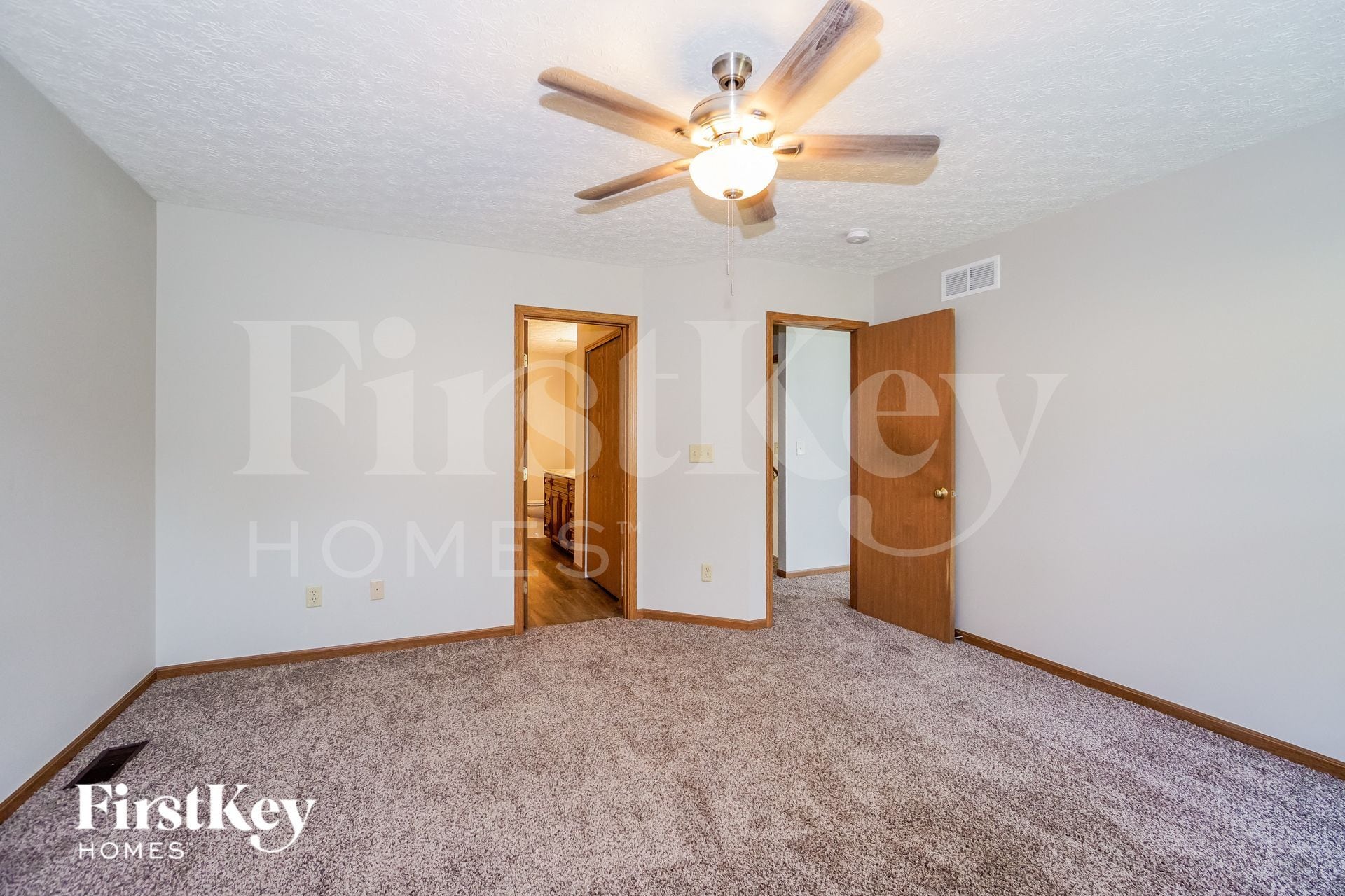 Building Photo - 1558 Royal Oak Dr