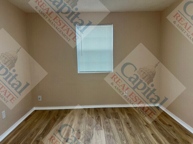 Building Photo - Charming 3 Bedroom