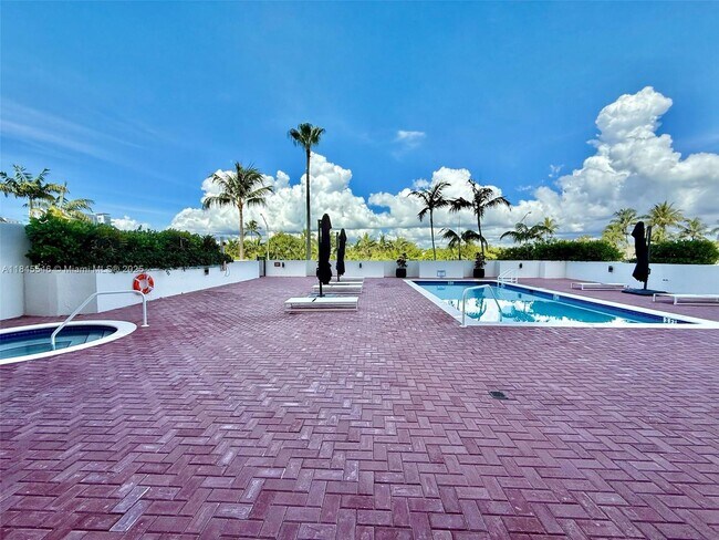 Building Photo - 6422 Collins Ave