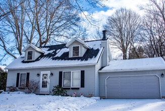 Building Photo - 15 Longwood Dr