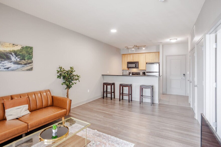Primary Photo - 121 E Freedom Way