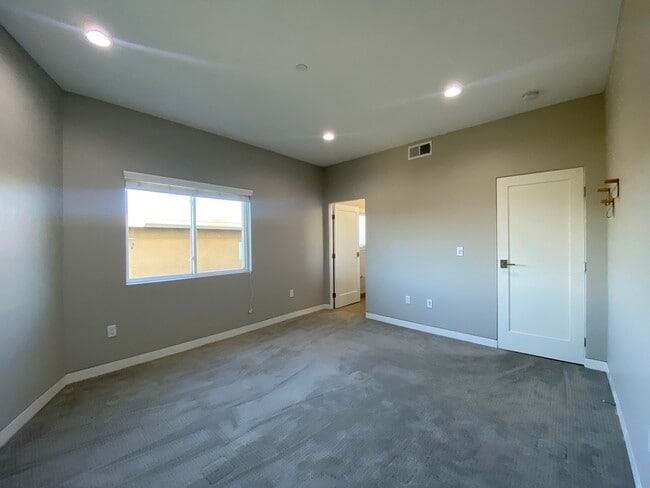 Building Photo - 2131 Carlmont Dr