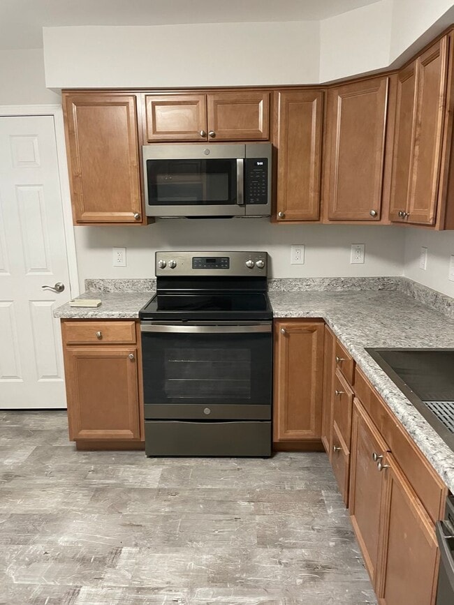 Building Photo - 2 Bedroom, 1.5 Bath Townhouse in LeClaire, IA