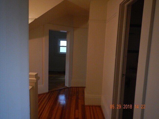 Building Photo - Available 6/1/25 Charming Two Story Single...
