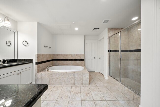 Building Photo - 914 Main St