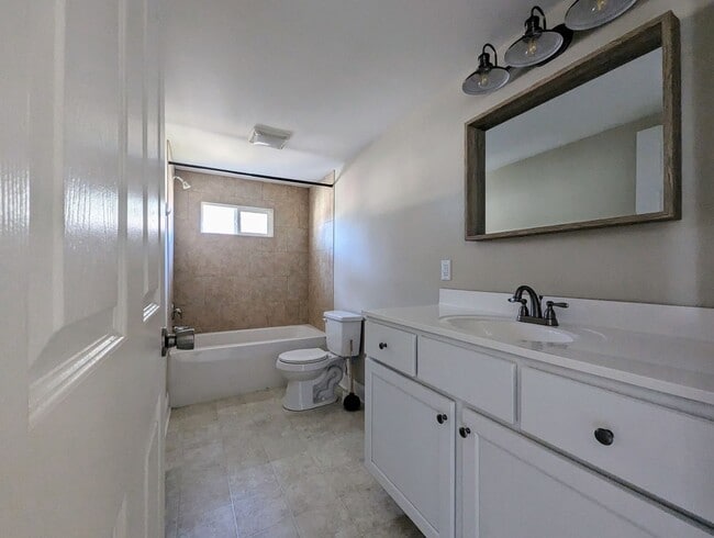 Building Photo - 223 W 6th St