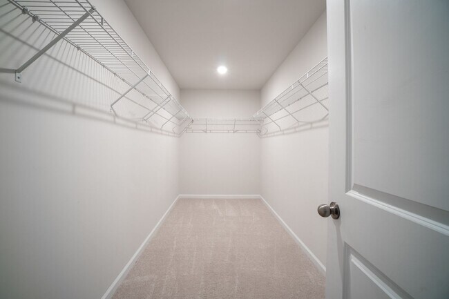 Building Photo - This Beautiful 4 Bedrooms, 2.5 Bathrooms i...