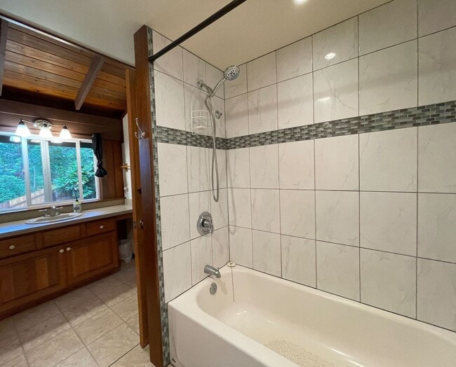 Building Photo - Charming Hamakua Coast Furnished Rental Available: 2 BR / 1.75 BA