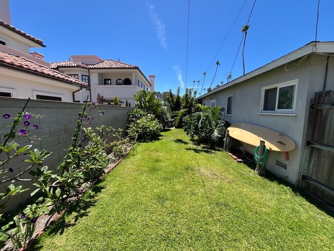 Building Photo - 2 bedroom- Located only 6 blocks to the be...